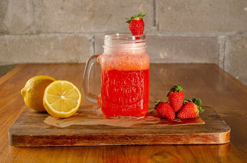 Kostenloses Stock Foto zu einmachglas, erdbeeren, erfrischend