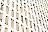 当代城市建筑往往拥有几何化的立面与重复的窗户图案