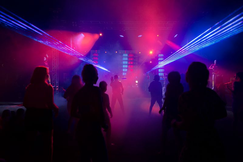 DJ pinchando en una fiesta con luces de colores