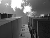 在黑白相间的多云天空映衬下，现代建筑的低角度视图引人注目