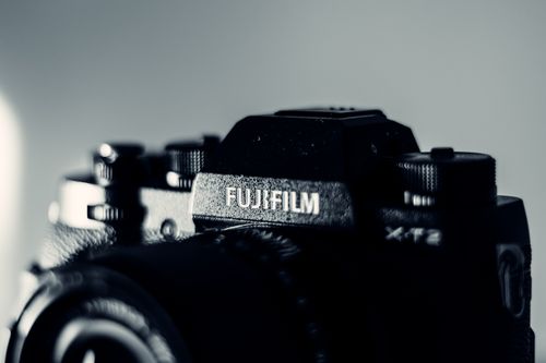 Free Black and white selective focus of small round viewfinders and lens of digital photo camera in daylight Stock Photo