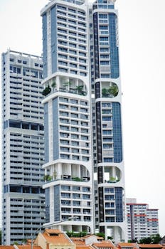 新加坡城市景观中矗立着时尚的当代高层建筑