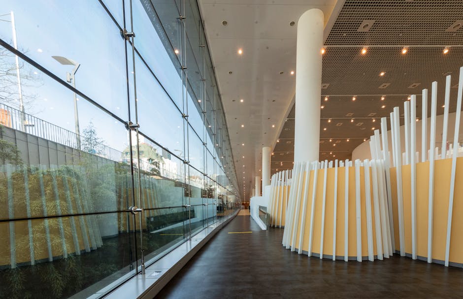 Schmaler Flur mit hellen Wandpaneelen, Sitzbank und Hakenleiste, sauberer Sockelabschluss