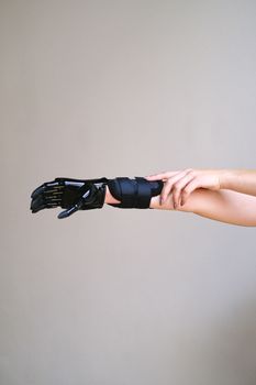 特写镜头展示了一个人的仿生假手，展现了现代技术