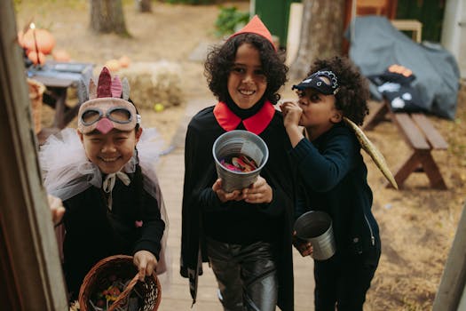 三个穿着万圣节服装的孩子，正快乐地玩着“不给糖就捣蛋”的游戏，手里还提着糖果桶