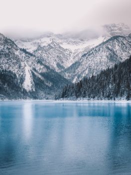 奥地利蒂罗尔州冬季的宁静湖泊与白雪皑皑的山脉，构成了令人惊叹的景观