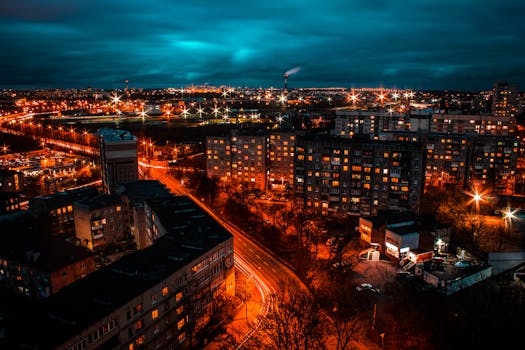 在黑暗天空下，城市景观的戏剧性夜间景象充满了活力的灯光和建筑物