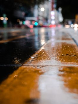 墨尔本夜晚潮湿的道路上，充满活力的城市灯光与散景效果交织