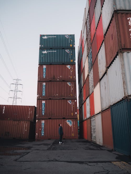 Kostnadsfri bild av fraktcontainers, hög, intermodala containrar