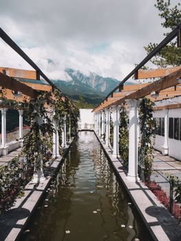 在马来西亚拉瑙宁静的花园步道上欣赏山景