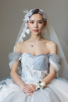 令人惊叹的新娘肖像，一位身穿蕾丝婚纱、头戴花卉头饰的女子