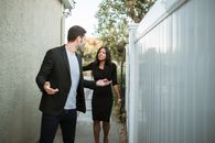 一对夫妇在狭窄的户外过道里争吵，展现了关系的紧张