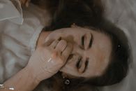 年轻女子沉入水中，唤起平静与内省
