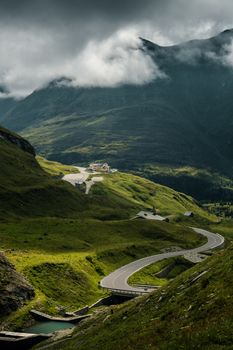 蜿蜒的道路穿过青山，天空壮阔
