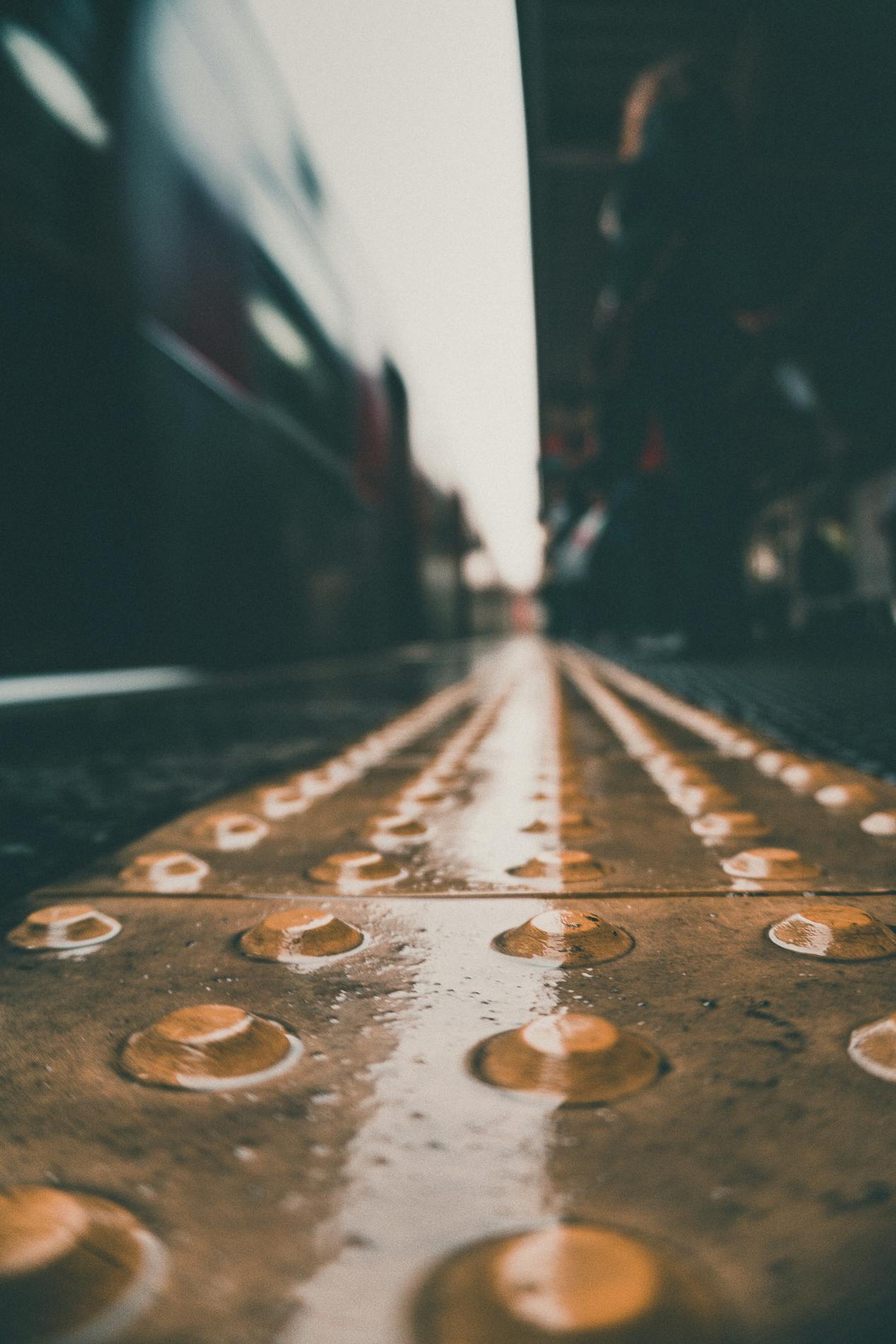 城市景观模糊，火车站潮湿人行道的艺术特写