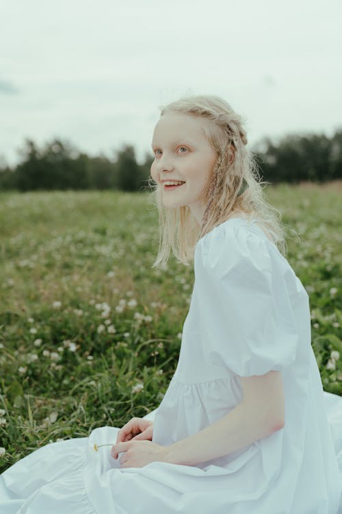 Ücretsiz alan, Beyaz elbise, çim içeren Ücretsiz stok fotoğraf Stok Fotoğraflar
