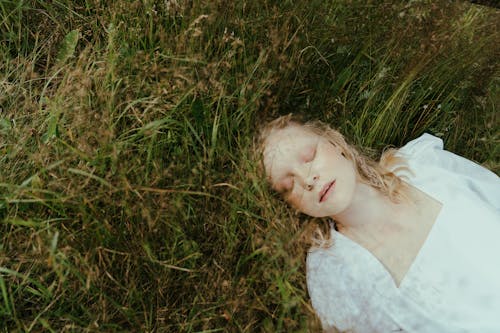 Ücretsiz Beyaz elbise, bırakma, çim içeren Ücretsiz stok fotoğraf Stok Fotoğraflar