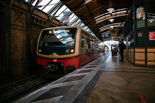 Бесплатное стоковое фото с железнодорожная станция, люди, общественный транспорт