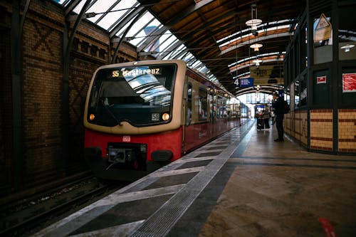 Foto d'estoc gratuïta de anant de casa a la feina, entrenar, estació de ferrocarril