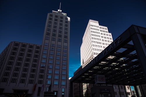 Безкоштовне стокове фото на тему «Берлін, жаб’яча перспектива, зовнішнє оформлення будівлі»