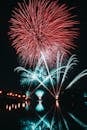 夜空中，充满活力的烟花照亮了宁静的湖面