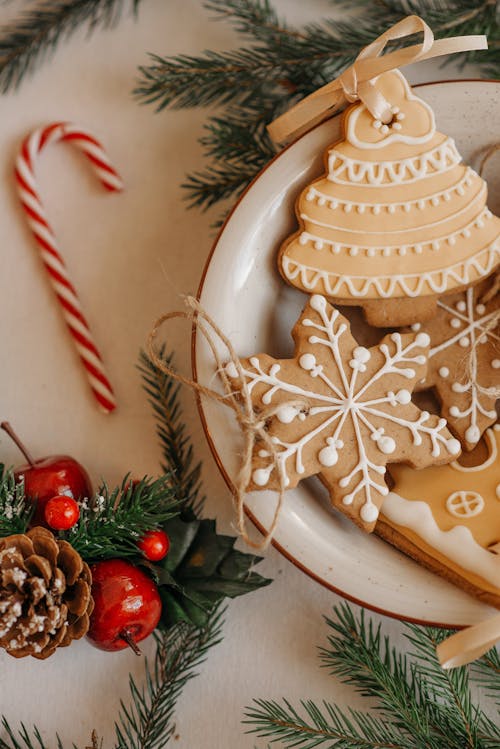 Mùi bánh quy giáng sinh đang ngập tràn khắp nhà cửa, tạo nên không khí ấm áp, yên bình của mùa lễ hội. Hãy cùng ngắm nhìn những hình ảnh tuyệt đẹp về các loại bánh quy giáng sinh thật hấp dẫn để cảm nhận không khí đón Noel đầy vui tươi.
