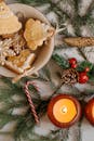 姜饼、蜡烛和圣诞松树枝的顶视图营造出节日氛围