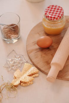 木桌上，烘焙食材与节日装饰共同营造出温馨的场景