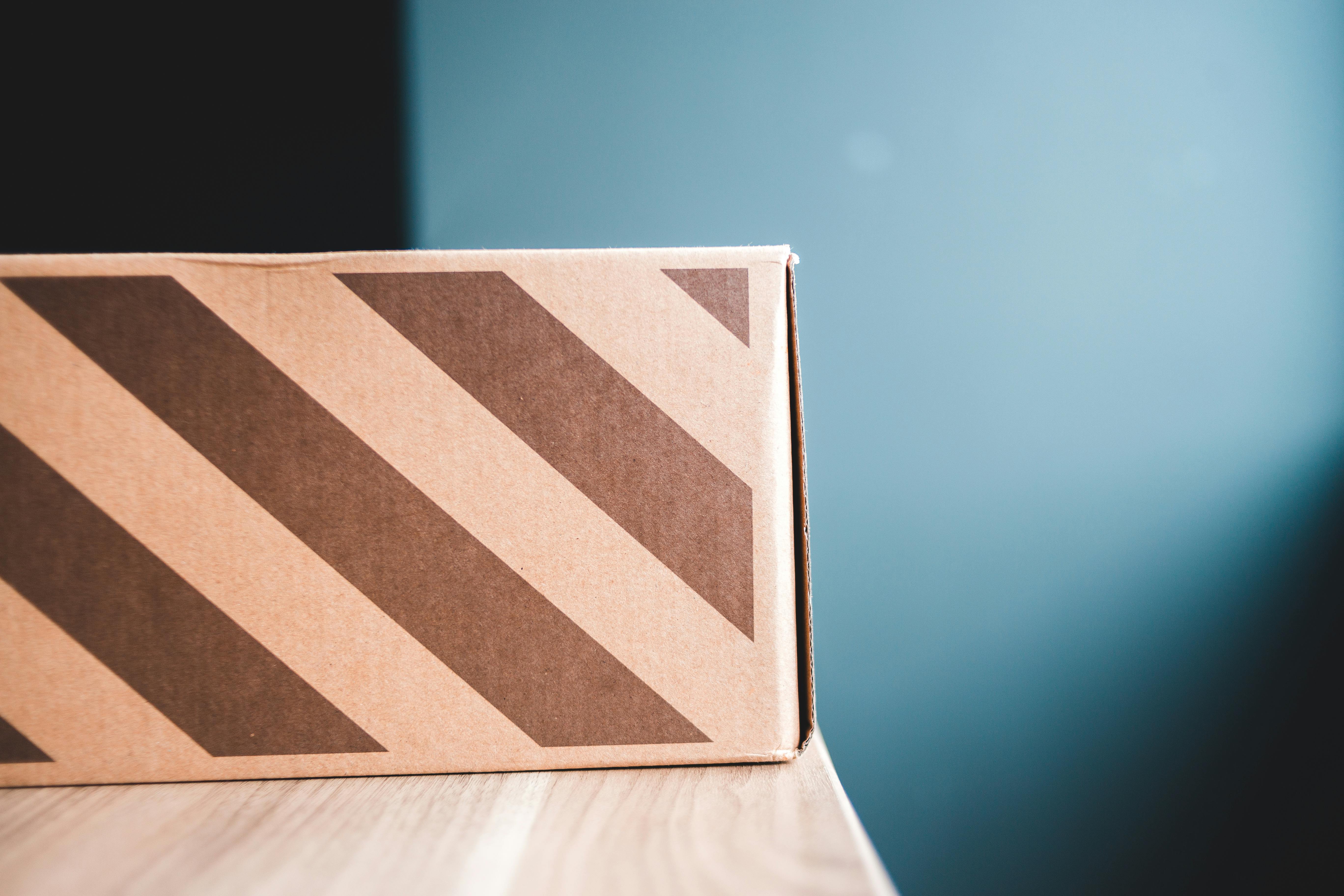 Cardboard box on table in room with plants \u00b7 Free Stock Photo