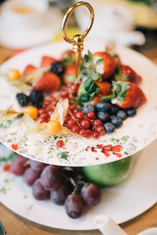 Rood En Geel Fruit Op Witte Keramische Plaat