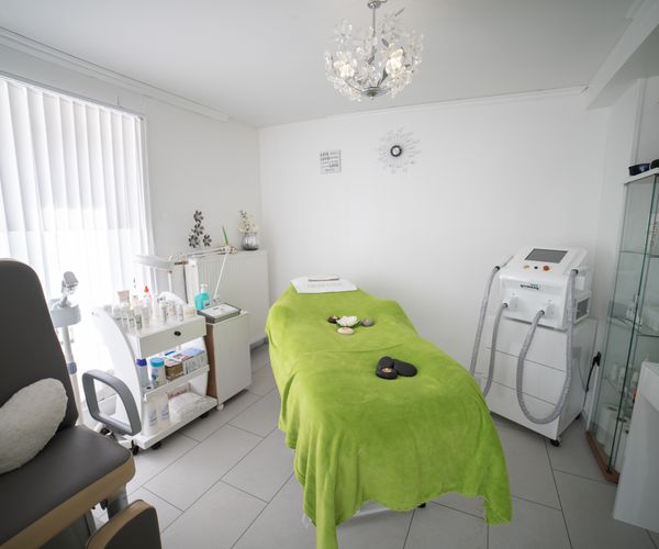 Cabina di un centro estetico con lettino e attrezzature