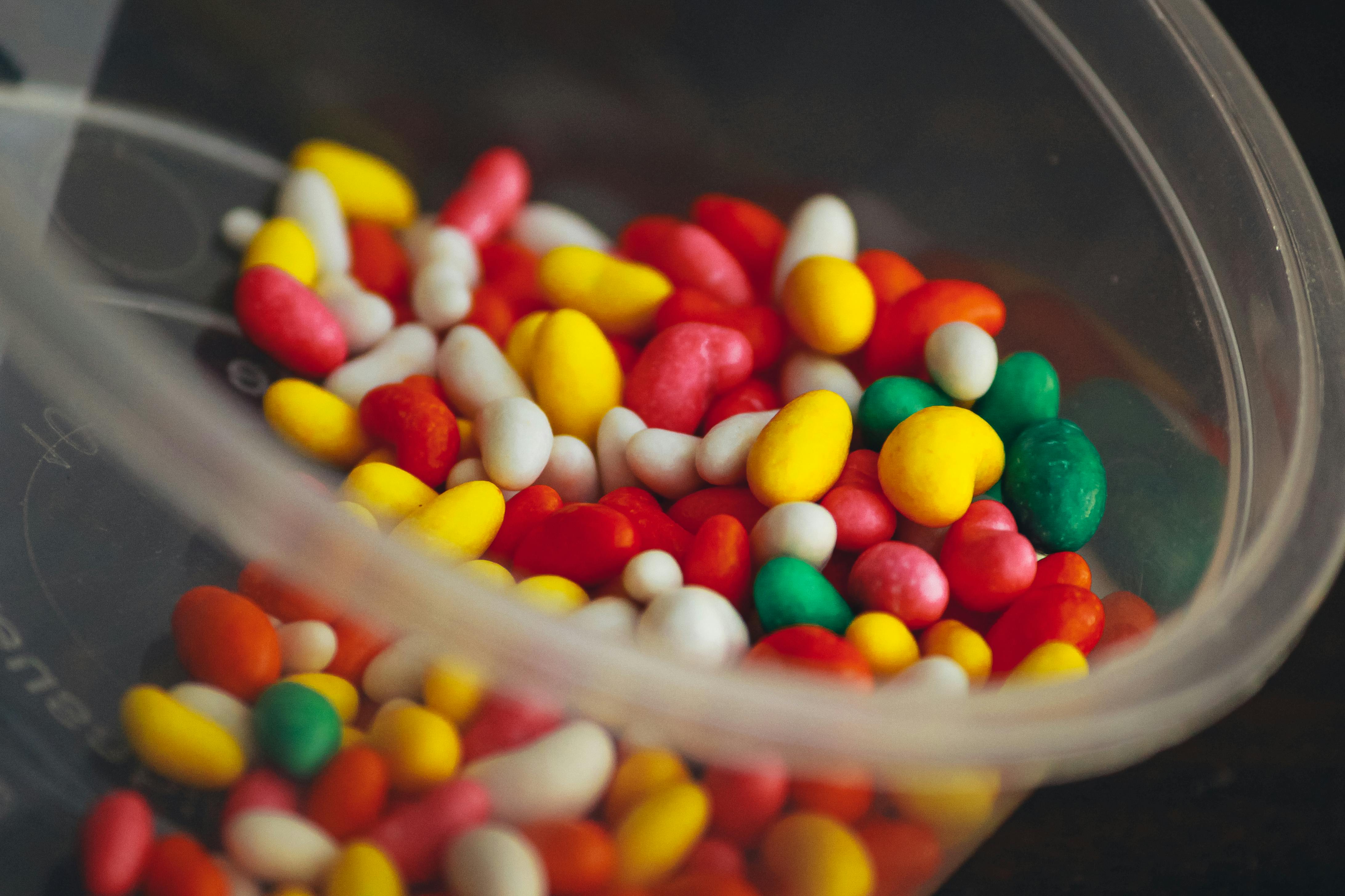 特写镜头：透明塑料容器里充满活力的彩色糖果