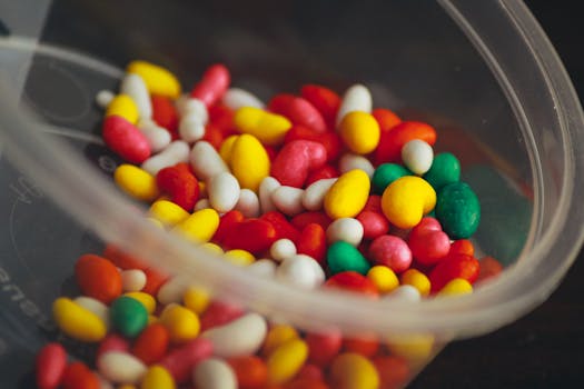 特写镜头：透明塑料容器里充满活力的彩色糖果
