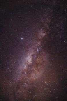 星空中的银河系景色迷人，展现了宇宙的广阔