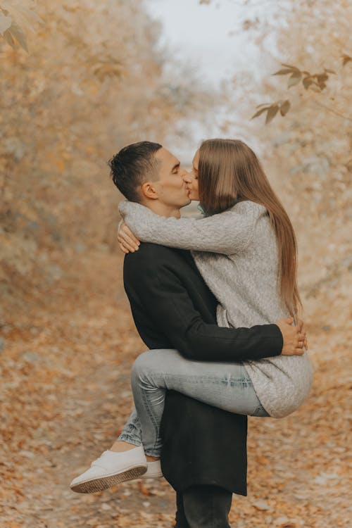 Diskutere tynd Auto Romantic couple kissing in nature · Free Stock Photo
