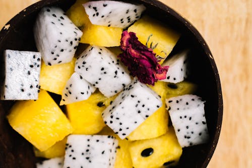 Fruta En Rodajas En Un Tazón De Madera Marrón