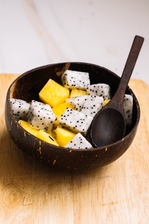 黑色陶瓷碗切成薄片的水果