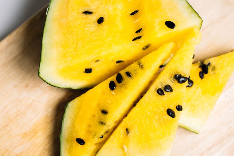 Tembikai kuning dibelah menunjukkan isi kuning terang