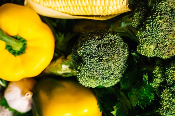 Close-up de legumes frescos coloridos — brócolis, pimentão e cenoura para lista saudável