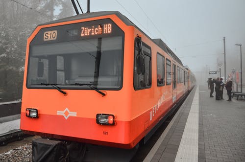 Foto profissional grátis de enevoado, estação de trem, nublado