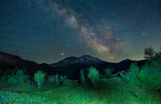 星空令人惊叹，山脉景色郁郁葱葱