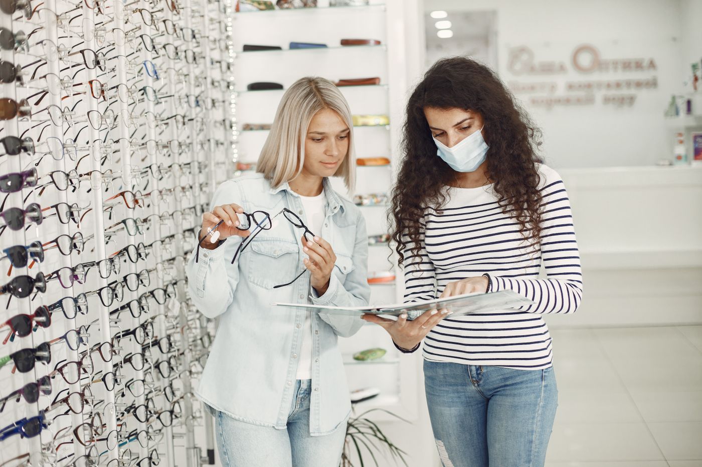Atención óptica y cuidado de gafas