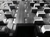 这栋现代建筑拥有几何阳台设计和时尚的玻璃外观，是从低角度拍摄的