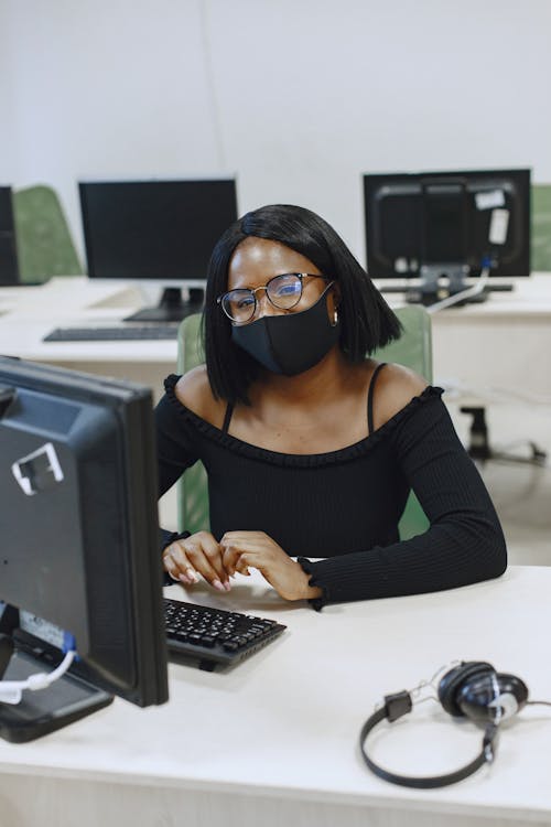 Foto profissional grátis de computadores, mangas compridas pretas, máscara falsa