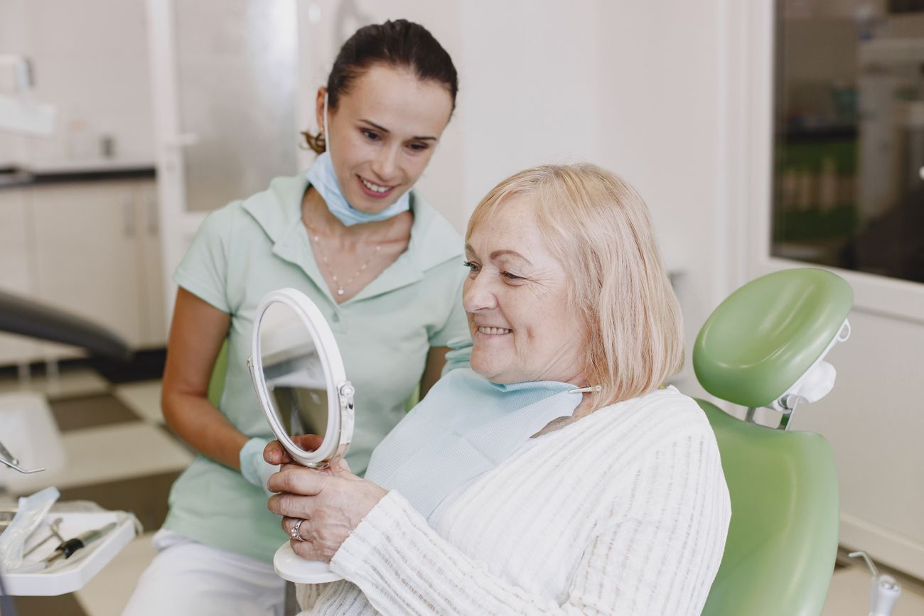 Paciente sorrindo após atendimento odontológico