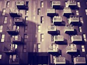 这栋现代化的城市公寓楼拥有许多阳台和玻璃窗