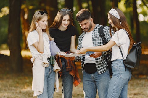 Fotobanka s bezplatnými fotkami na tému byť spolu, dobrodružstvo, les