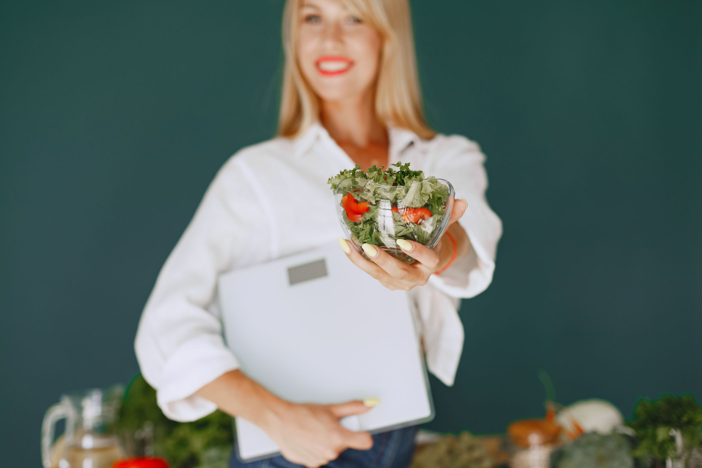 Alimentação equilibrada rica em vegetais, essencial para mitigar a perda de nutrientes em usuárias de anticoncepcionais