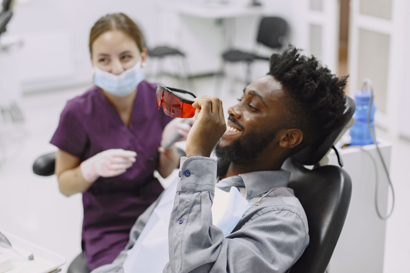 Paciente durante atendimento em consultório odontológico