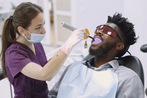 Základová fotografie zdarma na téma černoch, dentální vytvrzovací světlo, muž